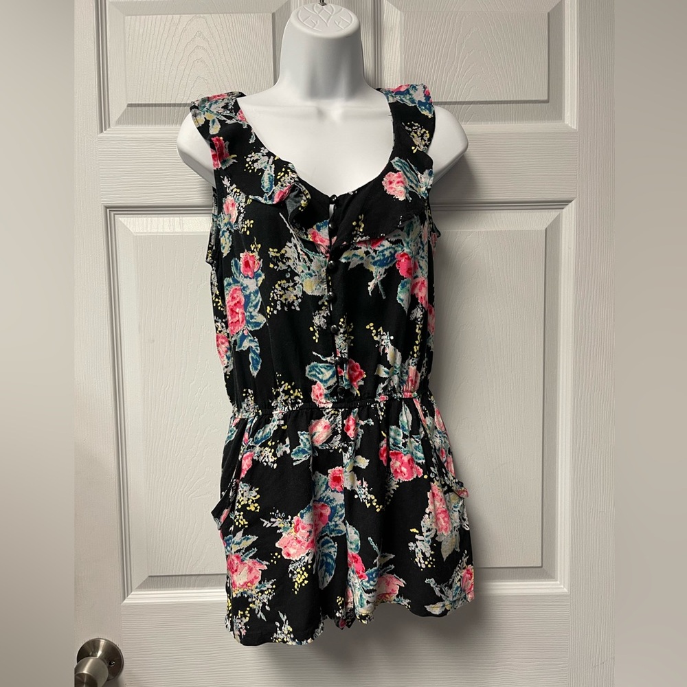 XXI Forever 21 one piece shorts romper with pockets. Size medium.